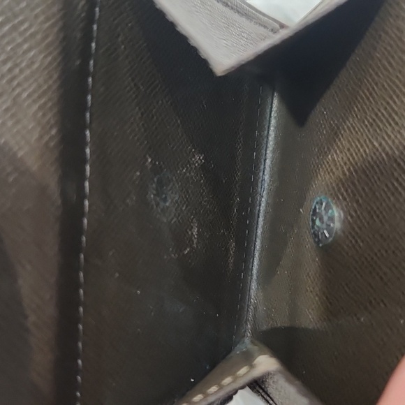 Louis Vuitton Men's Taiga Leather  BifoldWallet Pre Owned - Picture 6 of 8